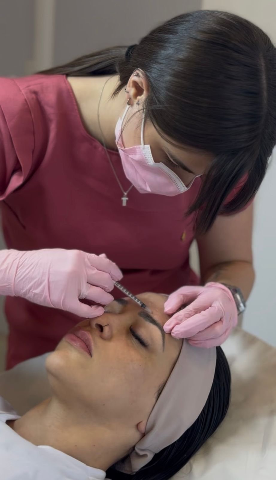 Profissional realizando procedimento na Rara Beauty